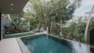 2 outdoor pools