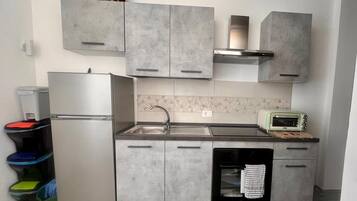 Kühlschrank, Ofen, Herdplatte, Wasserkocher