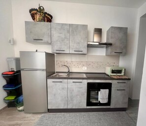 Frigorifero, forno, piano cottura, bollitore elettrico