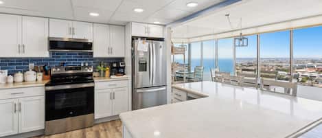 Micro-ondes, lave-vaisselle, cafetiĂšre/bouilloire, grille-pain