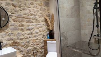 Serviettes fournies, savon, papier toilette