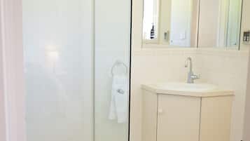 Een haardroger, handdoeken, zeep, toiletpapier