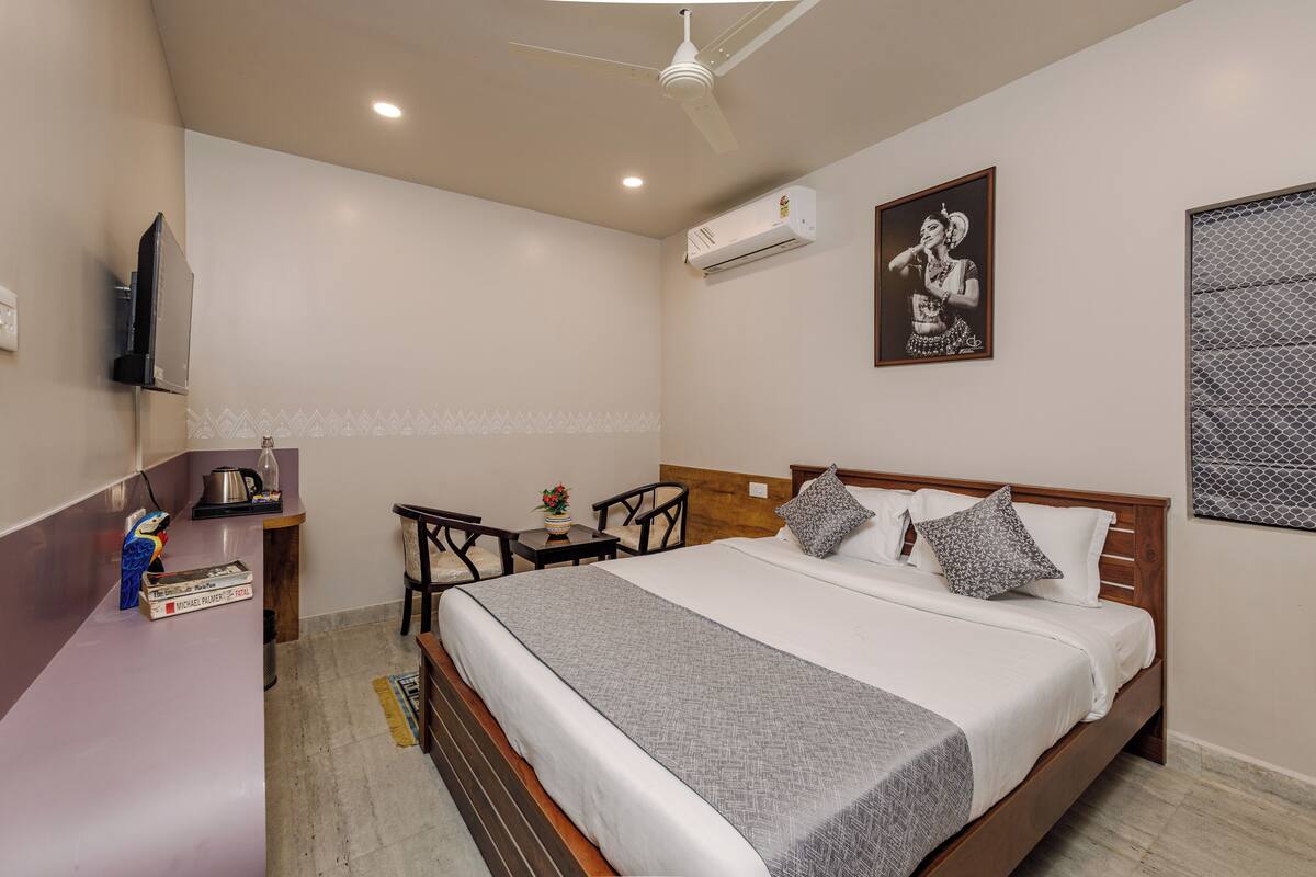 Desk, laptop workspace, free WiFi