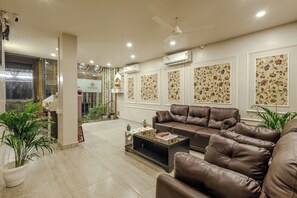 Lobby sitting area - BESTAAY A BUTIQUE HOTEL  (Bhubaneshwar)