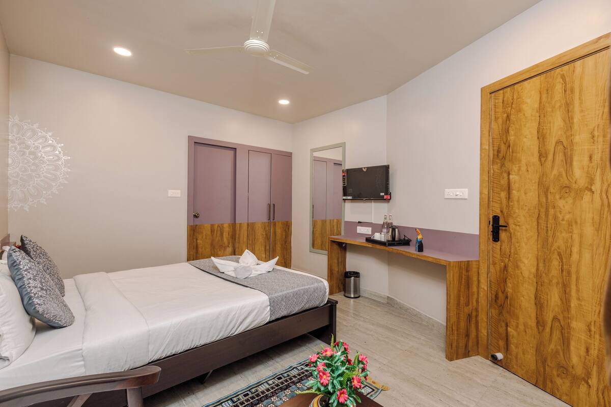 Desk, laptop workspace, free WiFi