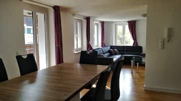 Apartment, 2 Bedrooms, Smoking, Balcony | Living room