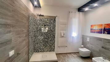 Dusche, Haartrockner, Bidet, Handtücher