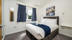 Cottage | 3 bedrooms, laptop workspace, iron/ironing board, bed sheets - Paddock Lodges Deluxe 3 Bed Chalet (Perth)