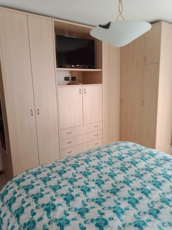 3 bedrooms, iron/ironing board, bed sheets. B&B Lago S.Croce