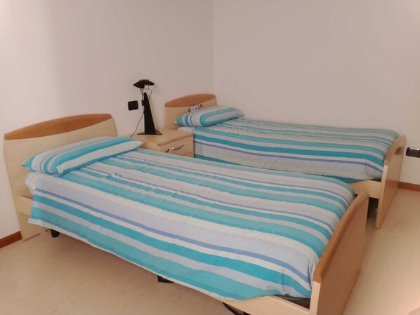Tabla de planchar con plancha y ropa de cama 