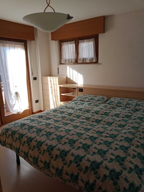 Planxa i posts de planxar i roba de llit