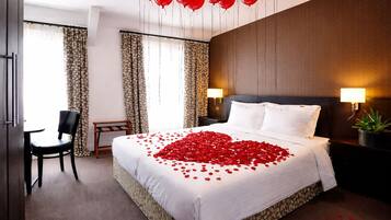 Superior kamer, 1 kingsize bed | Luxe beddengoed, een kluis op de kamer, een bureau, een laptopwerkplek