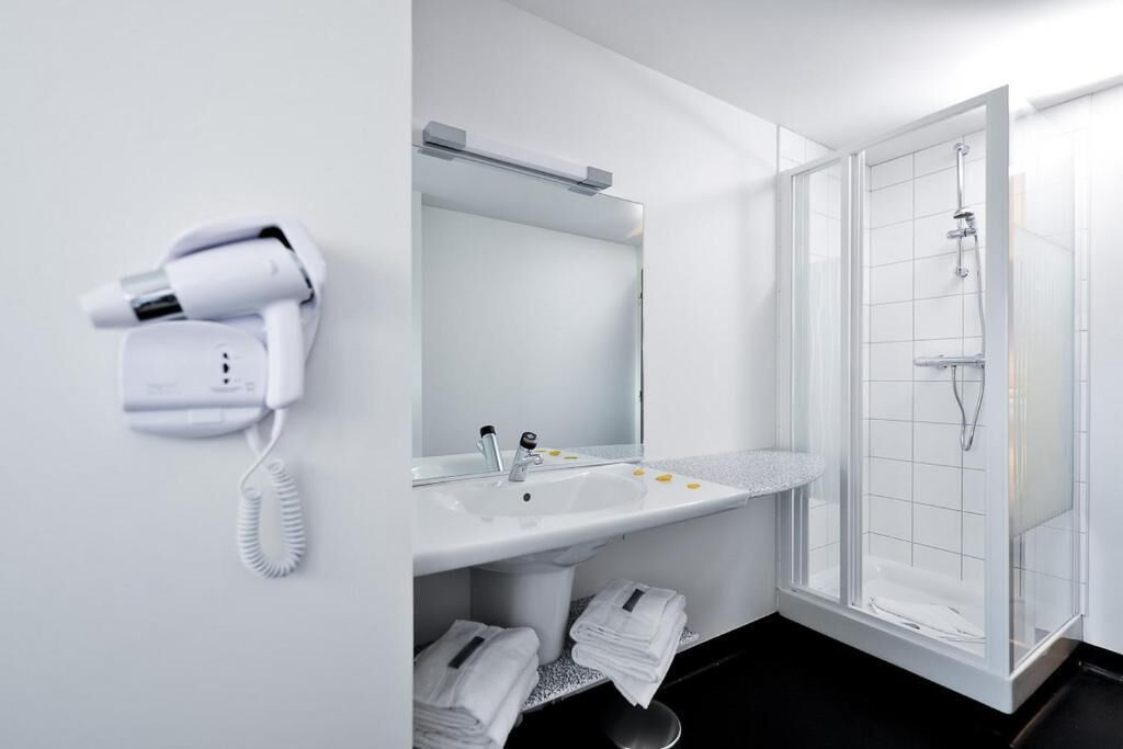 Een haardroger, handdoeken, zeep, shampoo