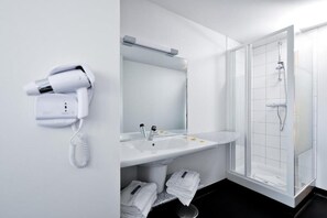 Secador de pelo, toallas, jabón y champú