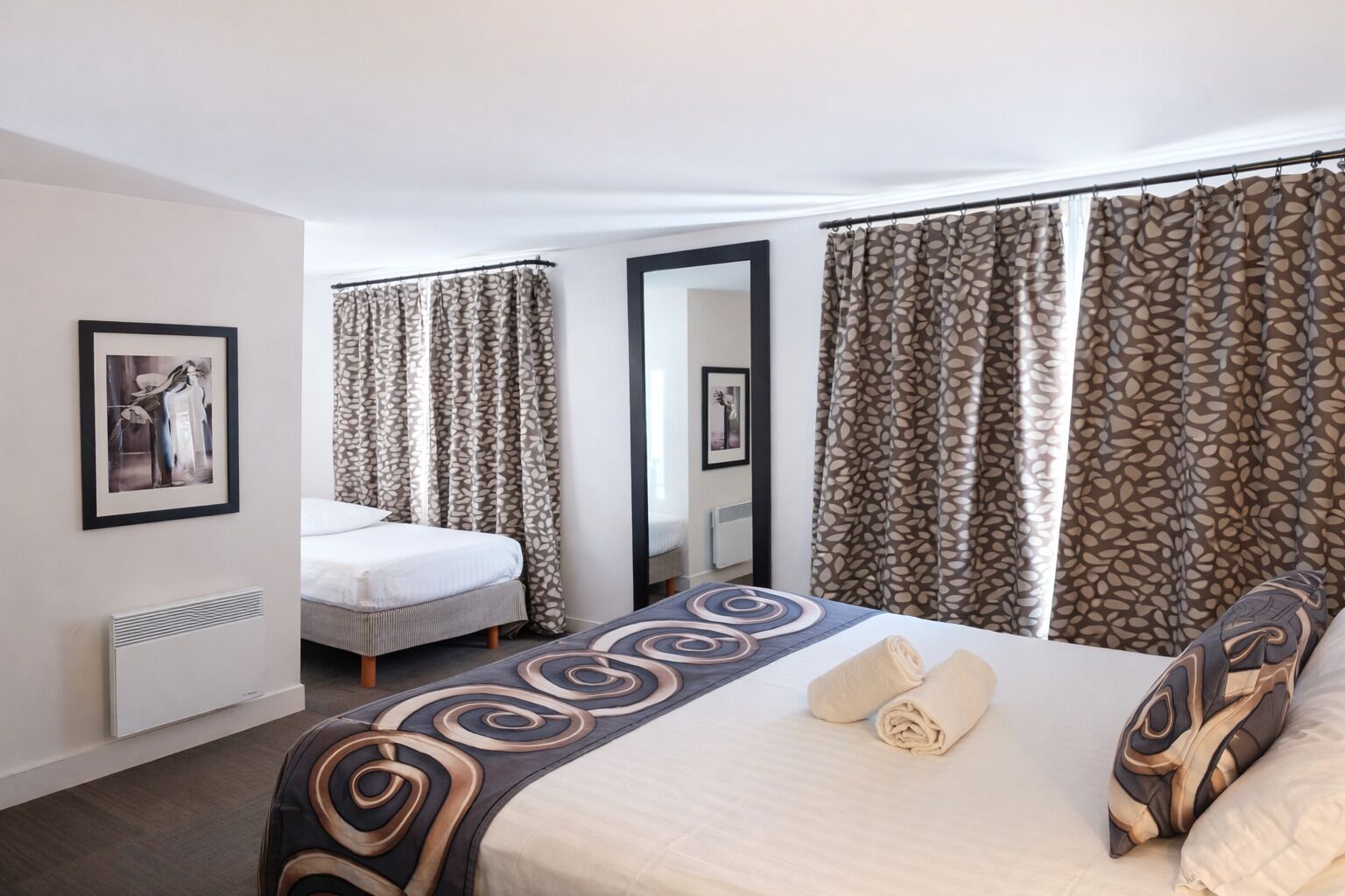 Trippelrum - utsikt mot staden | Sängtillbehör av högsta kvalitet och värdeförvaringsskåp på rummet