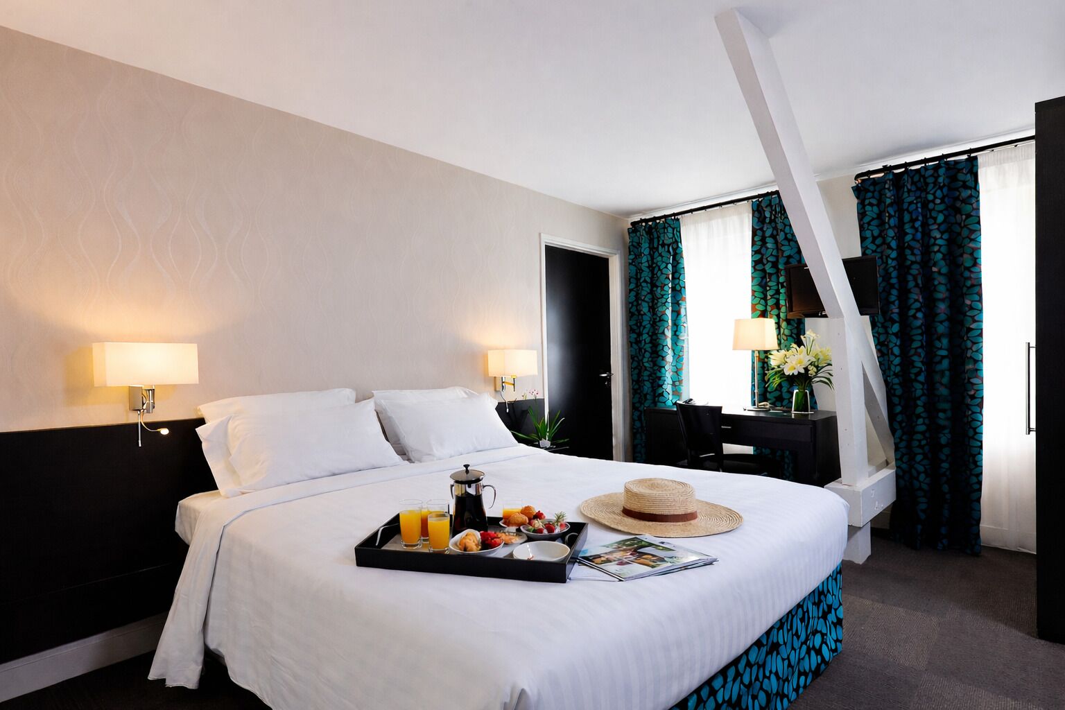 Luxe beddengoed, een kluis op de kamer, een bureau, een laptopwerkplek