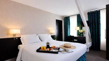 Luxe beddengoed, een kluis op de kamer, een bureau, een laptopwerkplek