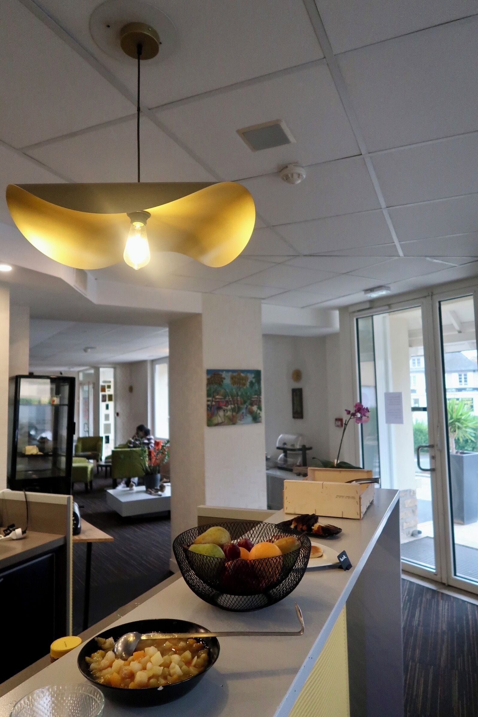 100-公分平面電視，提供有線頻道