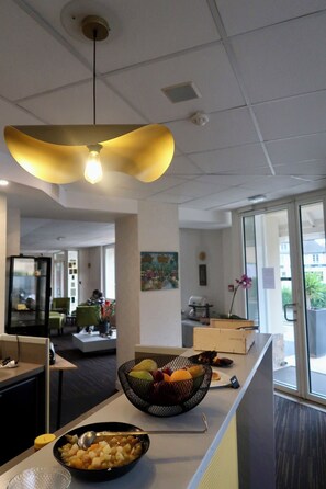 Télévision à écran plat de 100 cm avec chaînes par câble