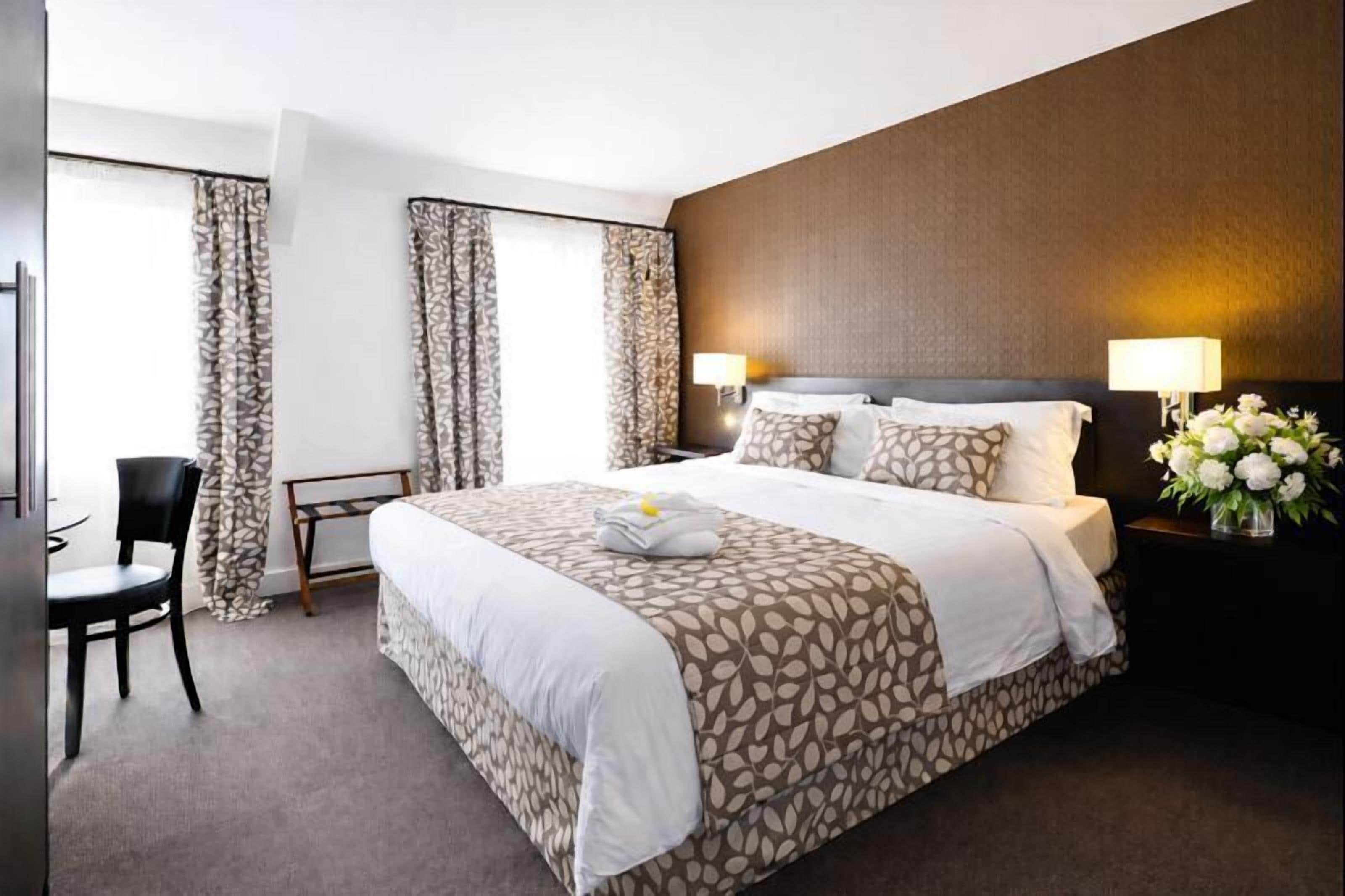 أغطية فراش متميزة وخزنة داخل الغرفة ومكتب ومساحة عمل للكمبيوتر المحمول