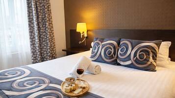 Driepersoonskamer, uitzicht op de stad | Luxe beddengoed, een kluis op de kamer, een bureau, een laptopwerkplek