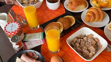 Petit déjeuner buffet (12 EUR par personne)