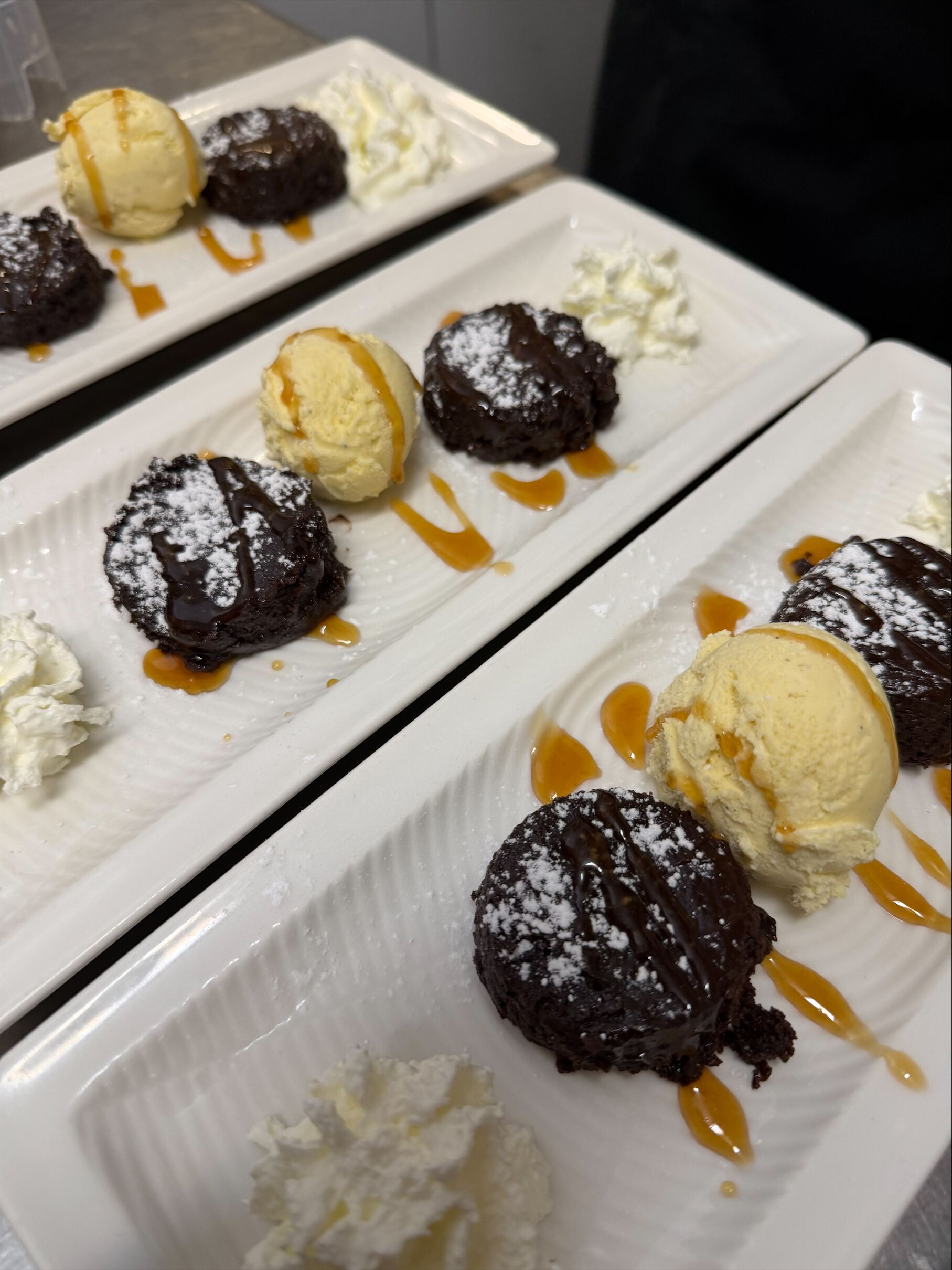 Ein Dessertteller mit Schokoladen desserts und Eis.