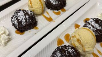 Ein Dessertteller mit Schokoladen desserts und Eis.