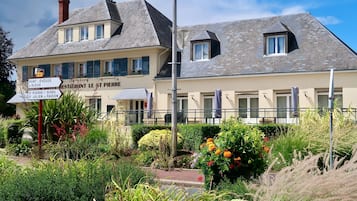 Un edificio de dos pisos con un letrero que indica que es un restaurante llamado "Restaurant Le St Pierre".