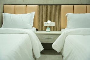 Escritorio y espacio para trabajar con laptop 