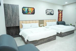 Quadruple Room | Desk, laptop workspace, iron/ironing board, free WiFi