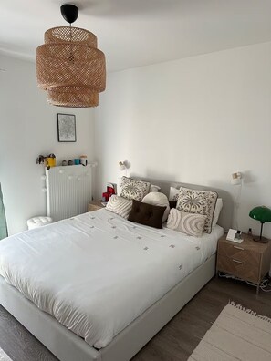 2 slaapkamers, een bureau, een strijkplank/strijkijzer, wifi