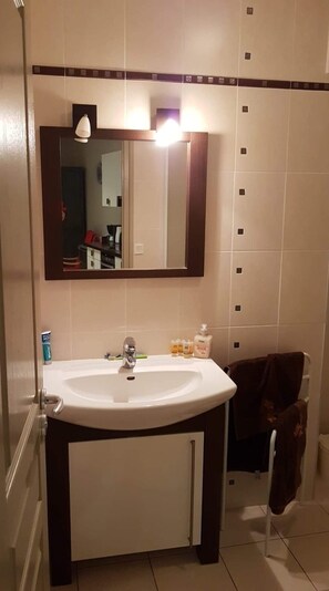 Secador de pelo, toallas, jabón y papel higiénico