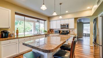 House (5 Bedrooms) | Interior