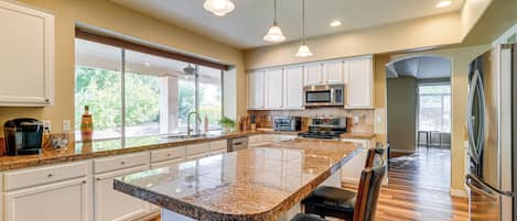 House (5 Bedrooms) | Interior