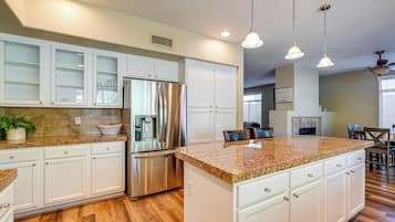 House (5 Bedrooms) | Interior