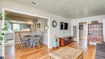 House (3 Bedrooms) | Interior