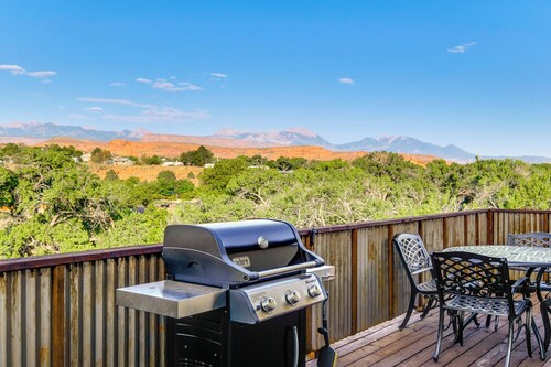 5 Mi to Arches NP: Canyon-view Hideaway w/ Deck!