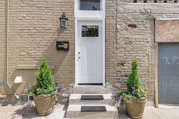 Interior - Walkable Apt in York St Historic District (Newport)