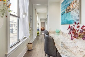 Interior - Walkable Apt in York St Historic District (Newport)