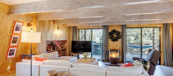 Walk to Village: Cozy Cabin in Pine Mountain Club!