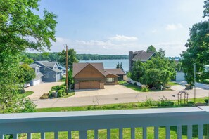 Un quartier résidentiel avec des maisons, une allée et un lac en arrière-plan.