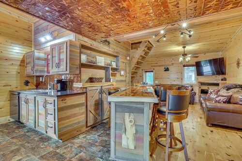 Steps to Marina & Beach: Couples Cottage in Pepin