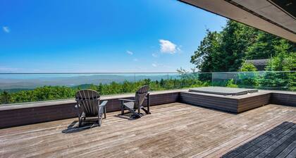 Group-friendly Newbury Stunner: Home Gym, Hot Tub!