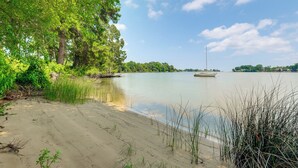 Ein ruhiger See mit einem Boot, umgeben von Bäumen und Vegetation.