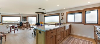 Walk to Beach: Luxury Oceanfront Escape in Caspar