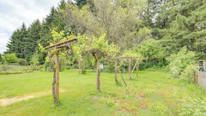 A garden with wooden pergolas and climbing plants. - < 1/2 Mi to Osu: Studio in Corvallis Near Parks (Corvallis)