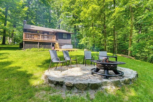 Hot Tub + Deck: Cabin Hideaway in Brown County