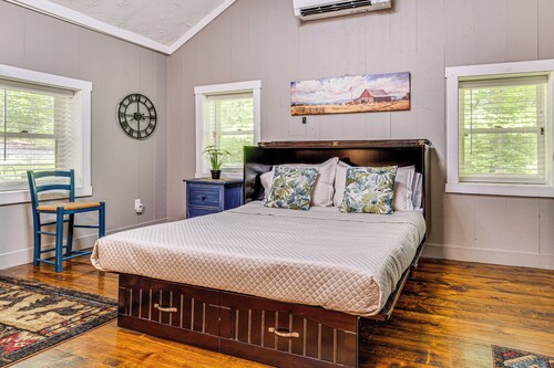 Hot Tub + Deck: Cabin Hideaway in Brown County