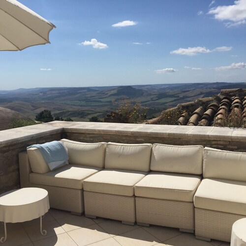 Charming house with stunning views in enchanting Irsina !